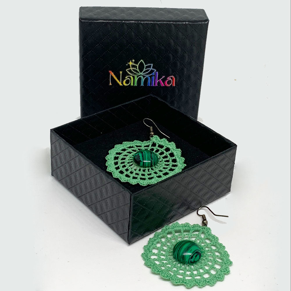 Orecchini all'uncinetto fatti a mano con Malachite – Gioielli Artigianali Anallergici NAMIKA